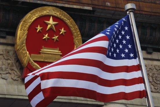 2017年11月，一面美国国旗飘扬在北京人民大会堂外。