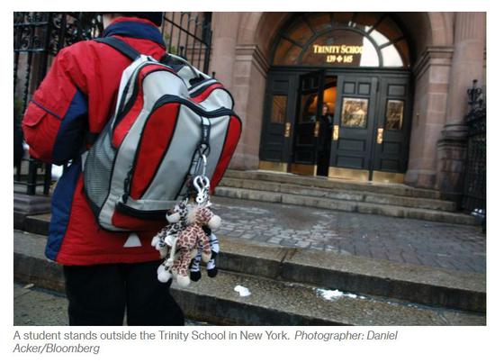 一名学生站在纽约Trinity School门口（图片来源：彭博社相关报道）