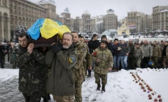 乌克兰新总统突然下跪 士兵们当场落泪（组图） - 3