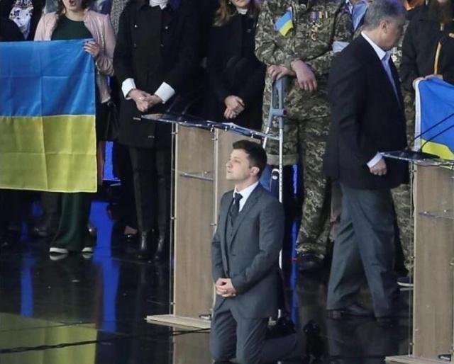 乌克兰新总统突然下跪 士兵们当场落泪（组图） - 1