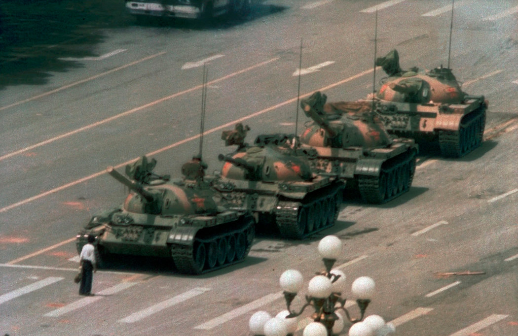 1989年6月5日，一名男子独自一人在天安门广场边的长安街上拦阻一列向东行进的坦克。