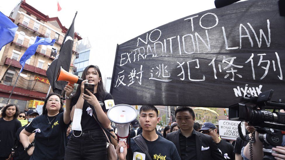 在纽约，她身穿一身黑衣，T恤上写着："我係香港人（我是香港人）"。