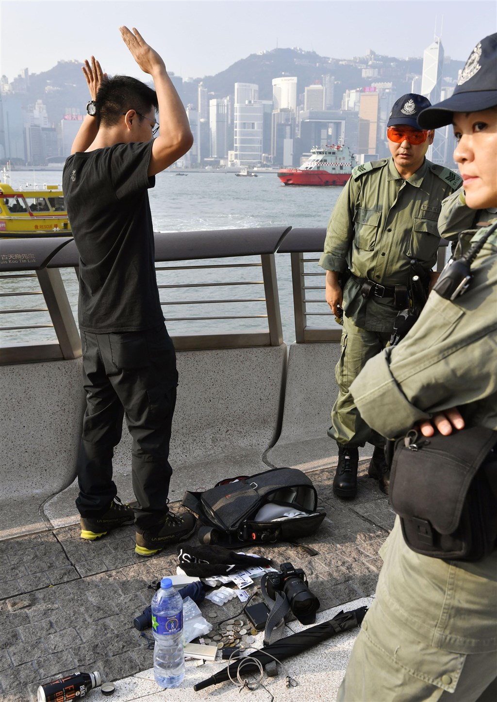 反送中運動已持續了3個多月，至今香港陷入一片陰霾之中，而在「十一」來臨之際，更是進入高危期。圖為香港警察在路上盤查民眾。（共同社提供）