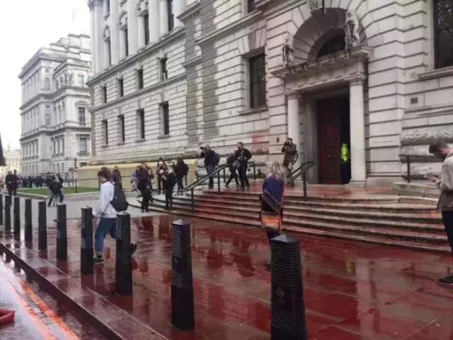 倫敦大混亂！示威者“血染”財政部，躺屍宋平街，這是要上天？