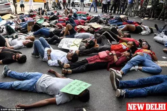 倫敦大混亂！示威者“血染”財政部，躺屍宋平街，這是要上天？