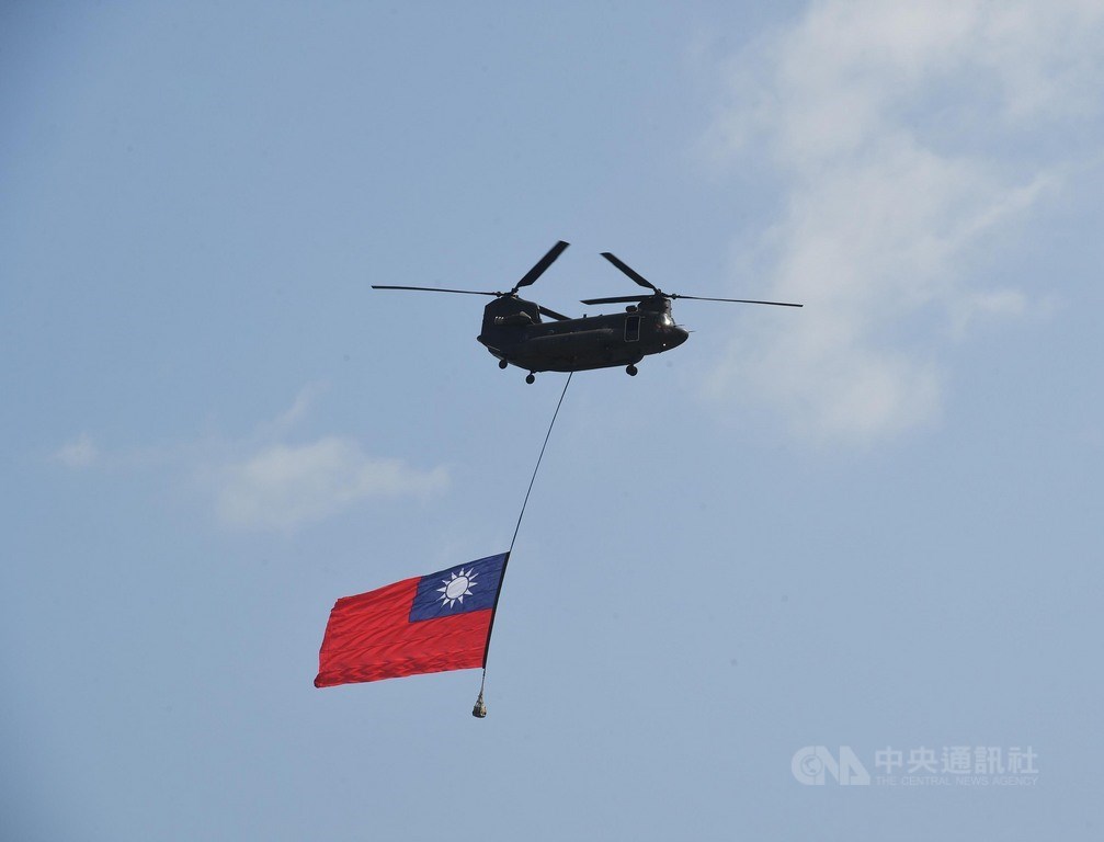 中華民國中樞暨各界慶祝108年國慶大會10日上午在總統府前廣場舉行，國軍CH-47直升機吊掛國旗飛越總統府。中央社記者王飛華攝　108年10月10日
