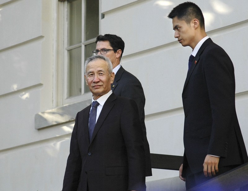 代表中國赴美華府貿易談判的中國副總理劉鶴（前），與美方達成局部性的第一階段貿易協議。（共同社提供）