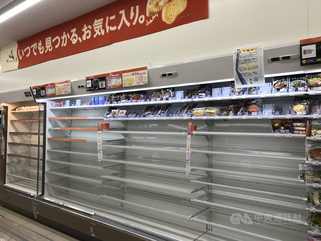 日本61年來最強的颱風哈吉貝將登陸，很多日本民眾搶購護條膠布、麵包等食品。東京一些超商的食品架都呈現被搶購一空的情況。中央社記者楊明珠東京攝 108年10月12日