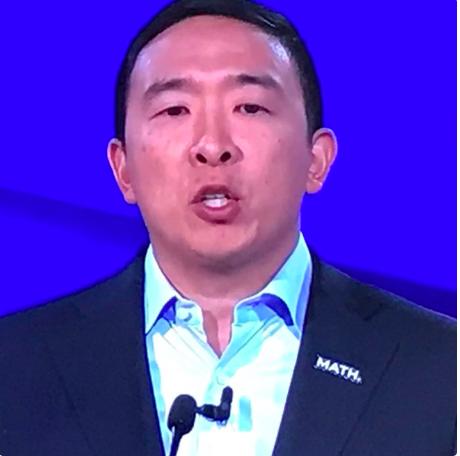不打領帶，反別徽章，楊安澤給其他美國總統競選候選人上了一課