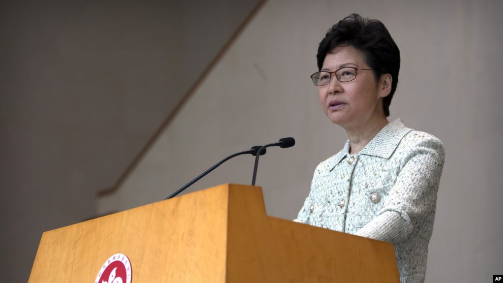 香港特首林鄭月娥在政府總部的記者會上講話。(2019年10月15日)