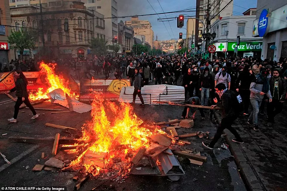 「智利暴亂 華人超市」的圖片搜尋結果