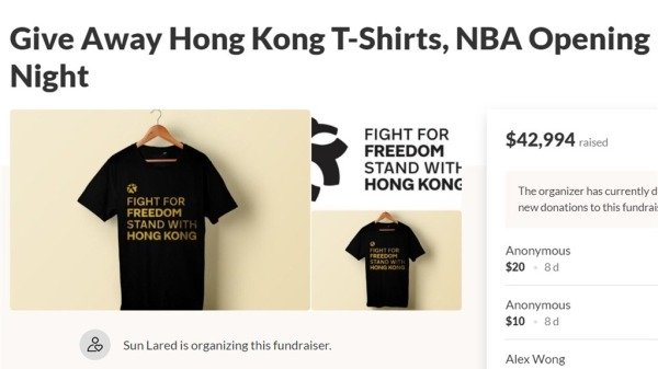 NBA与北京的争议恐延烧至开幕战：之前被保全驱逐的一位球迷已募到款，并将制作16,000件以上的T恤，呼吁NBA不要向北京屈服。
