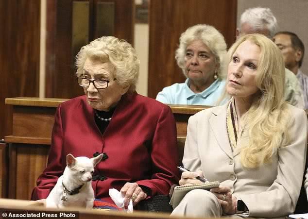 美國93歲“末代公主”出席15億資產聽證會，妻子陪同態度冷漠無愛