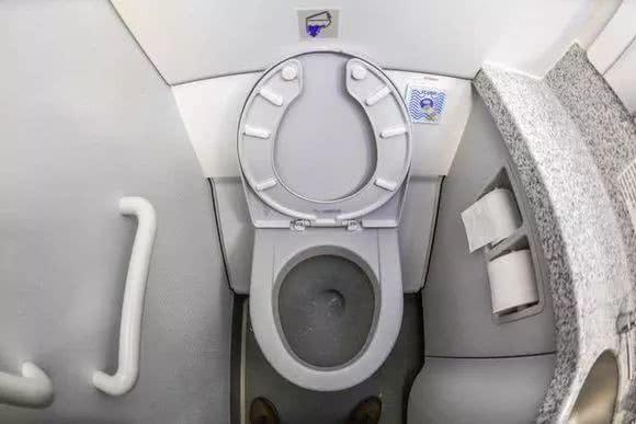 美國機長一邊開飛機，一邊偷窺乘客上廁所