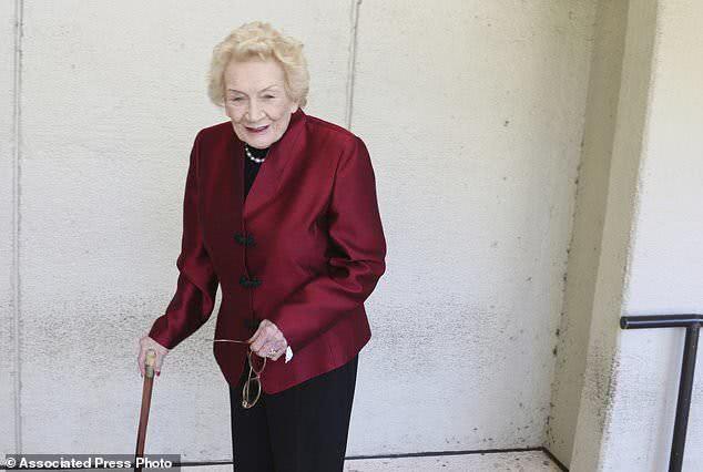 美國93歲“末代公主”出席15億資產聽證會，妻子陪同態度冷漠無愛
