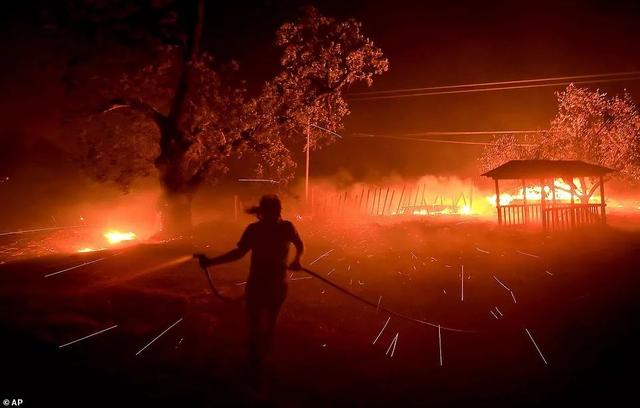 加州大火一夜失控，20萬人緊急逃離，現場猶如地獄...