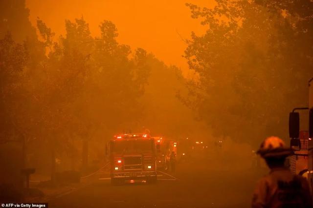 加州大火一夜失控，20萬人緊急逃離，現場猶如地獄...