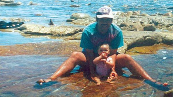 一张自拍照牵出17年前的婴儿绑架案，真相大白后，她选择了原谅