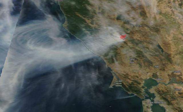 滚滚白烟一片焦黄！太空拍摄的卫星图像：金卡德野火正在撕裂加州