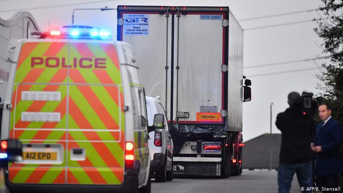 Großbritannien Grays 39 Tote in LKW-Container entdeckt (AFP/B. Stansall)