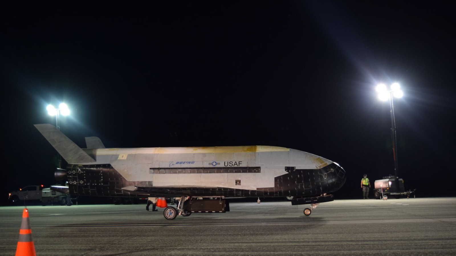 美軍神秘飛行器X-37B再創紀錄 繞軌780天返回地球_圖1-4