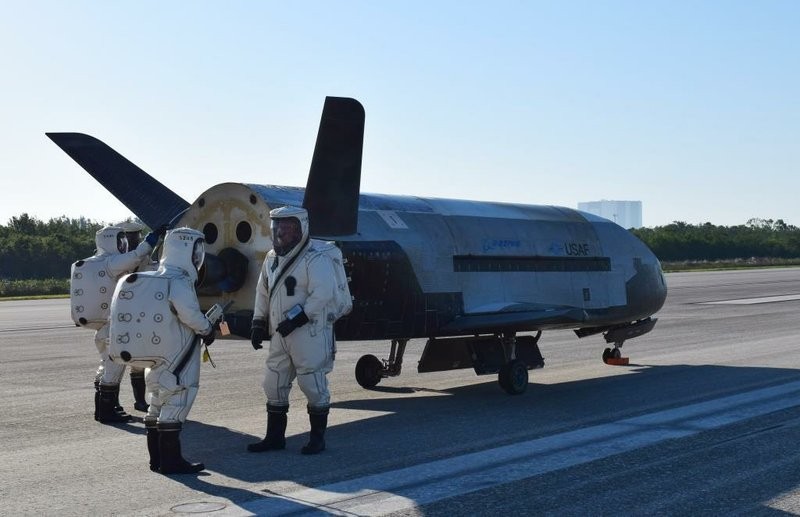美軍神秘飛行器X-37B再創紀錄 繞軌780天返回地球_圖1-5