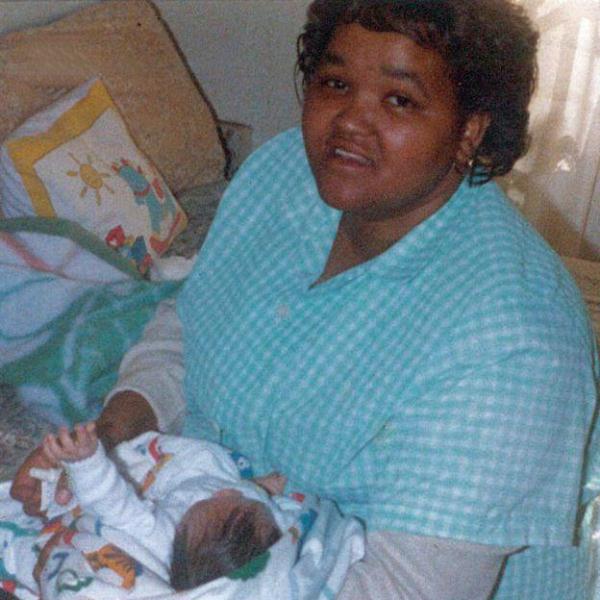 一張自拍照牽出17年前的嬰兒綁架案，真相大白後，她選擇了原諒