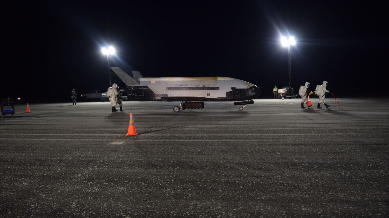 美軍神秘飛行器X-37B再創紀錄 繞軌780天返回地球_圖1-1
