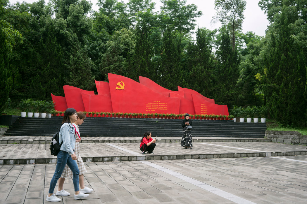 重慶師範大學的一座愛國紀念碑。在中國幾十年來最有權勢的領導人習近平領導下，學生信息員數量激增，已有數百所大學采用了這種做法。