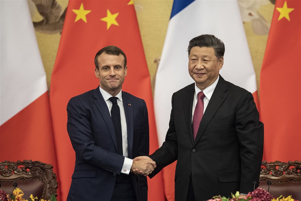中國國家主席習近平（右）6日在北京會見到訪的法國總統馬克宏（左）。（法新社提供）