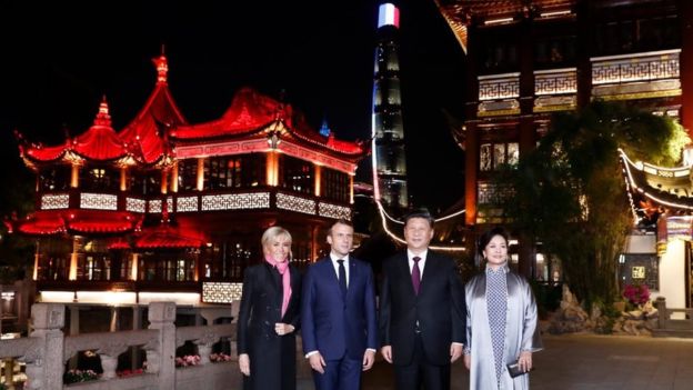 中国国家主席习近平和法国总统马克龙参观上海豫园