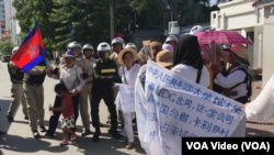 戈公省居民在位於首都金邊的中國大使館前，抗議中國公司優聯集團在當地進行土地開發。(2019年8月21日)