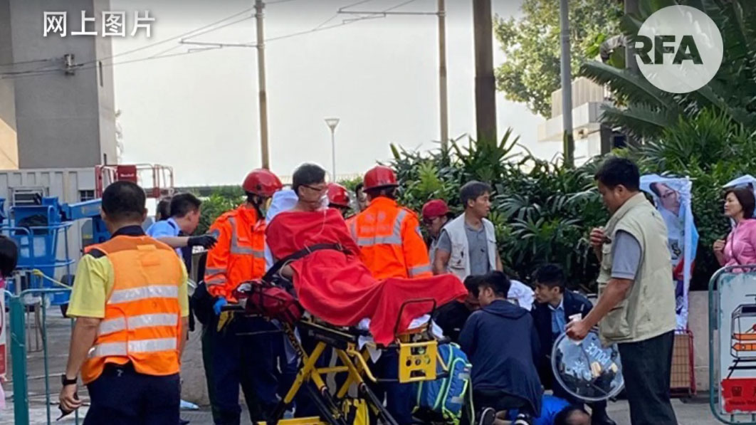 2019年11月6日，親北京立法會議員，同時亦是區議員候選人的何君堯，在街站宣傳時，遇襲受傷，需要送院治療。（視頻截圖）