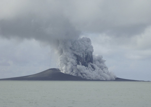 ▲▼東加2014年底海底火山爆發後，2015年初形成一座全新島嶼。（圖／達誌影像／美聯社）