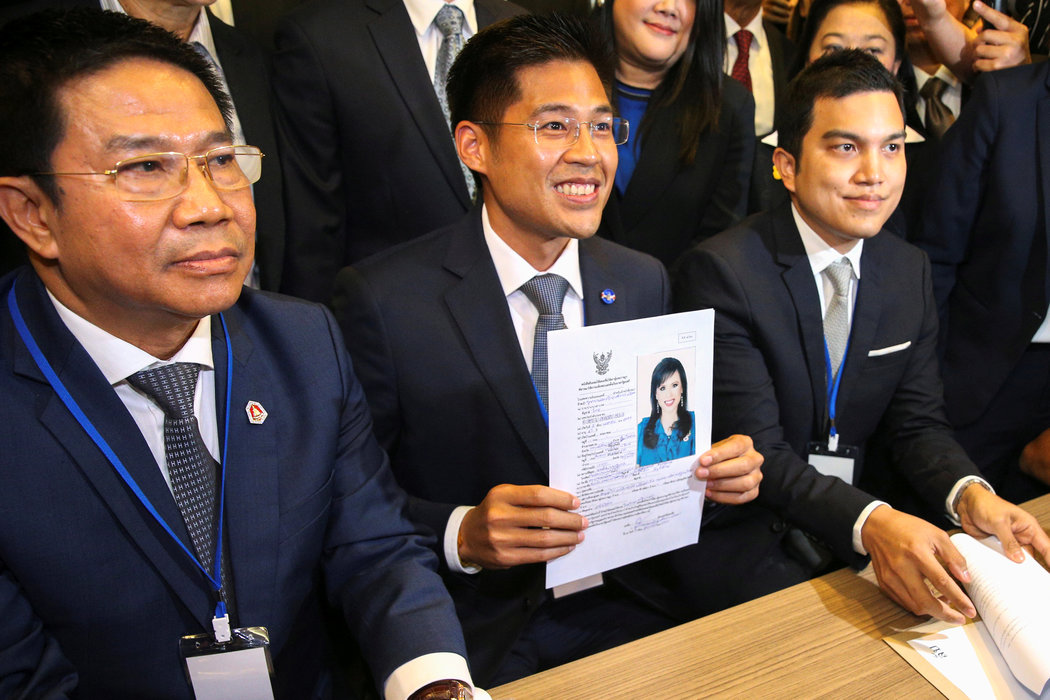 泰國政客伊布查普拿著國王姐姐烏汶樂叻查幹·詩麗越他那攀哇哩公主的參選資格書。國王之後取消了她的參選資格。