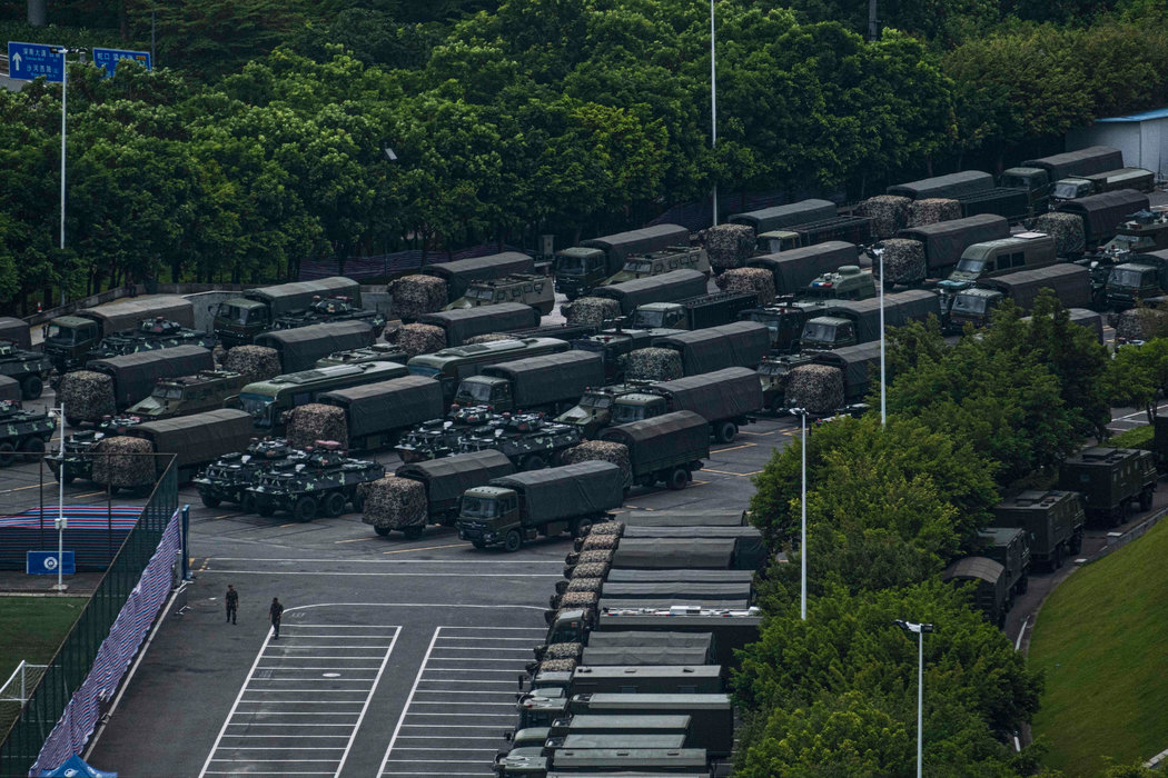 8月，在与香港接壤的深圳，某体育中心里的装甲车。