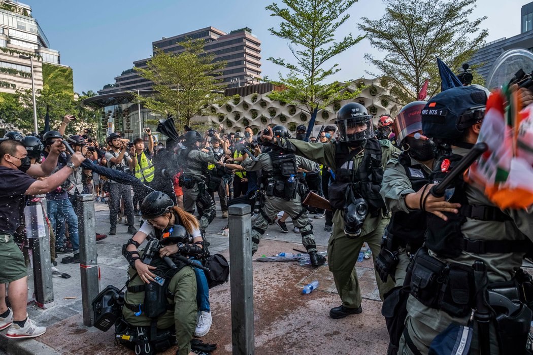 上月，香港警察和抗议者爆发的一次冲突。
