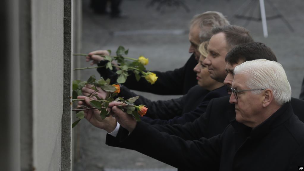 德國、匈牙利、波蘭等國家領導人11月9日在德國首都的柏林牆的殘留段落上插上玫瑰花，紀念柏林牆倒塌30周年。