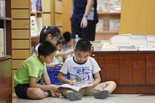 开学前，上海的书店内许多读书的小朋友席地而坐。