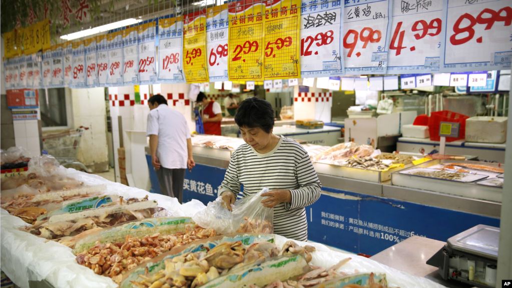 2017年5月12日，一名中國婦女在北京的一個超市購買雞肉。作為美中貿易協議的一部分，中國最終將開放進口美國牛肉，與此同時，中國雞肉製品也將進入美國市場。