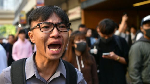 香港西灣河地鐵站外一名群眾激動落淚（11/11/2019）