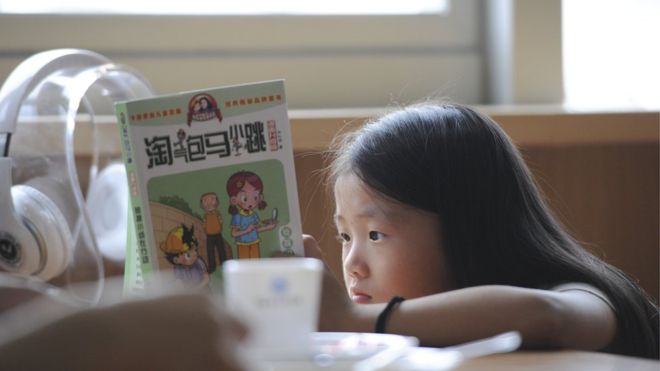 中国合肥开设“刷脸”书店，图为在其中读书的小女孩