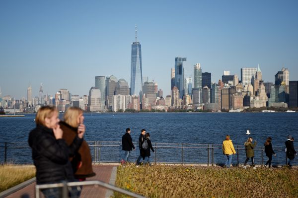 資料圖片：遊客在美國紐約自由島欣賞曼哈頓風景。（新華社）