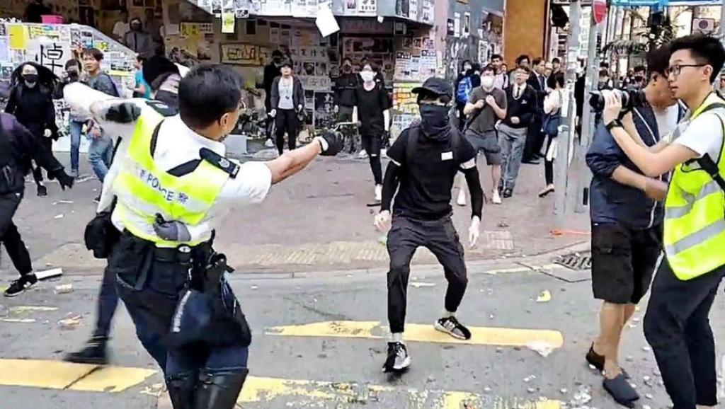 香港警察向對峙示威者開槍前資料圖片