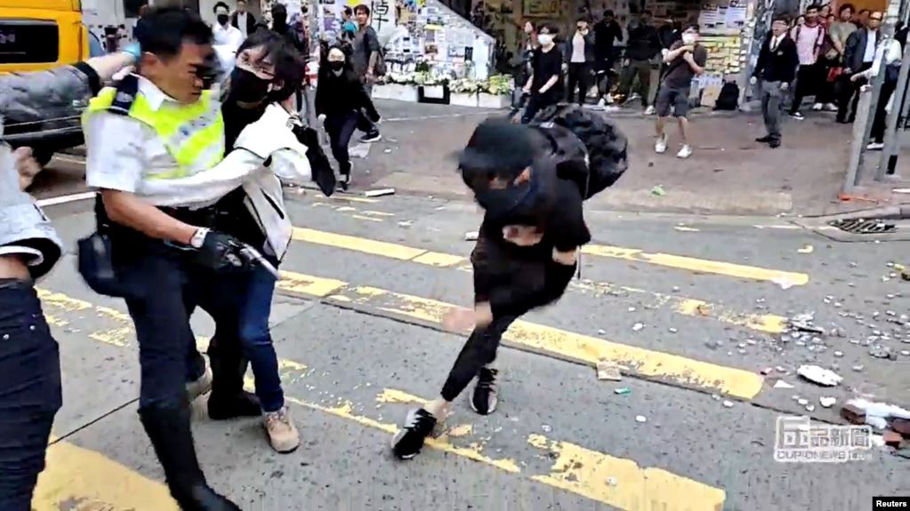 香港一名警察2019年11月11日在西灣河向示威者實彈開槍。