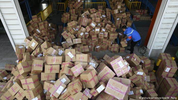 China Singles Day Online Shopping Festival Logistik (picture-alliance/dpa/W. Peng)