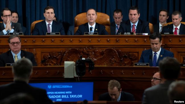 眾議院情報委員會主席希夫（中）在國會上舉行的首場針對特朗普總統的公開彈劾調查聽證會上做開場發言。（2019年11月13日）