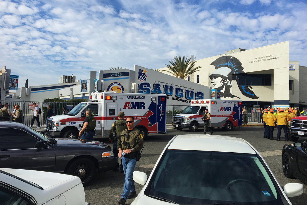周四，執法人員和緊急救援人員對加利福尼亞州聖克拉麗塔索格斯高中發生的槍擊事件做出響應。