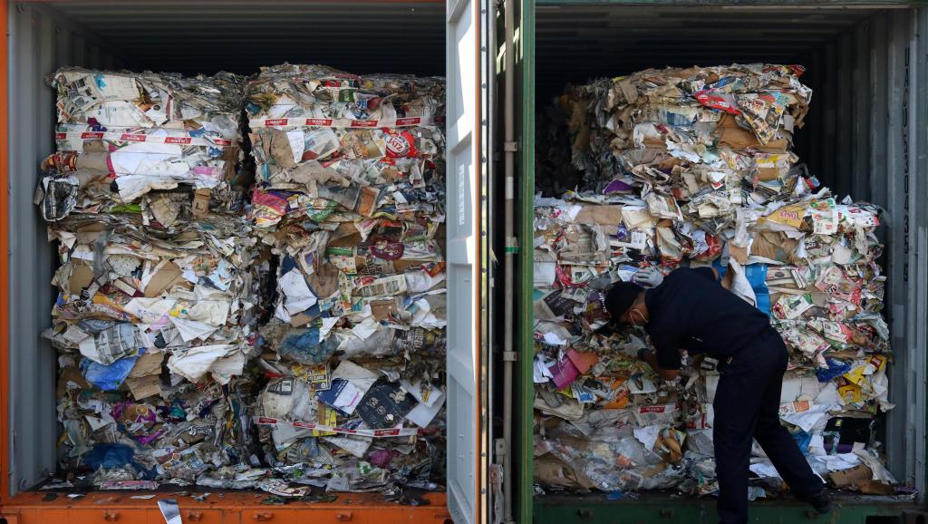 印尼官員檢查來自澳大利亞的垃圾集裝箱，2019年7月9日泗水