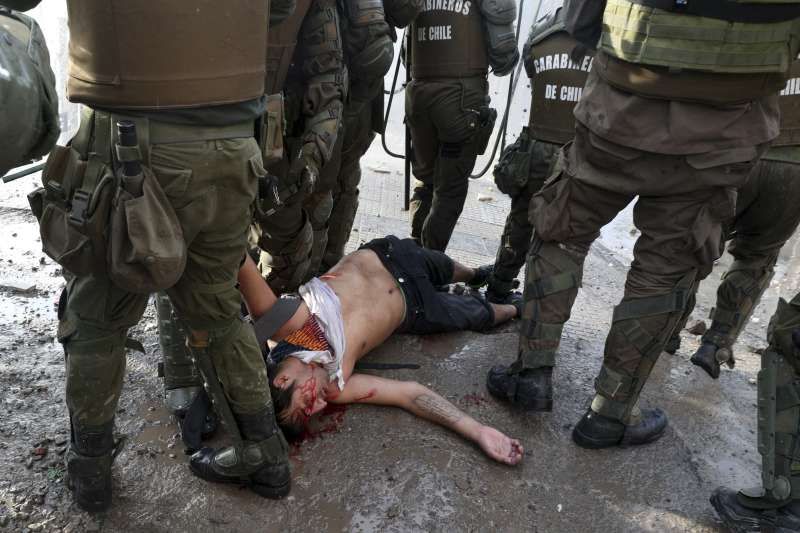 智利陷入嚴重抗爭與動亂將近一個月，軍警被控至少179起過度執法、刻意虐打示威者。（AP）